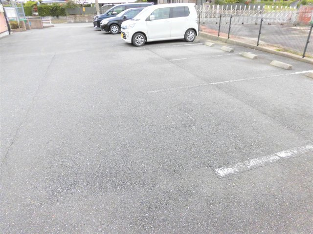 メゾネット慶城Aの駐車場