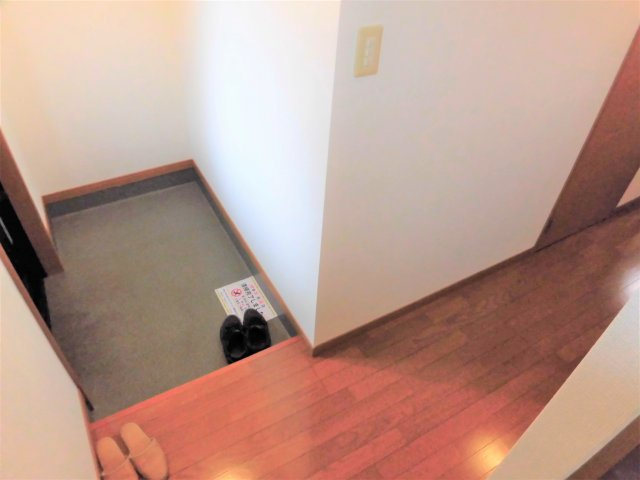 メゾネット慶城Aの玄関