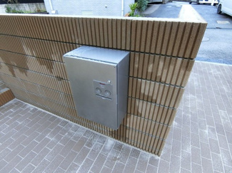 【エントランス】 | 宅配BOXがあるので荷物の受け取りもスムーズに♪再配達を依頼する手間が省けます☆