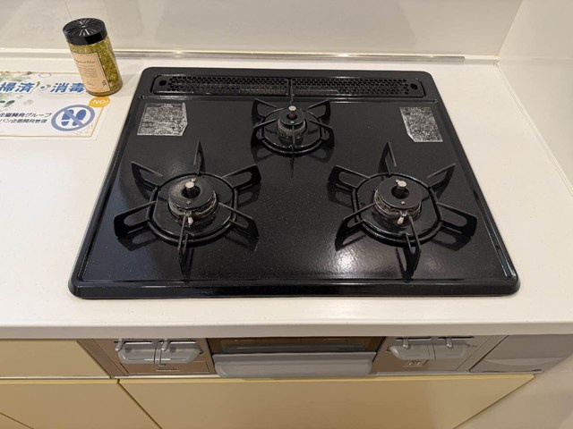 【キッチン】 | 茜ハイツ | 3口ガスコンロ/グリル付きシステムキッチンです☆3口コンロは複数の調理を同時にできるので時短にもGOOD☆