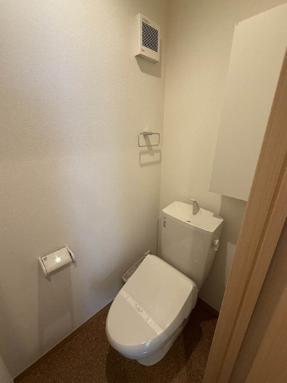 【トイレ】 | 茜ハイツ | トイレは温水洗浄便座付き！人気のバストイレ別です♪小物を置ける便利な棚やタオルハンガーも付いています♪