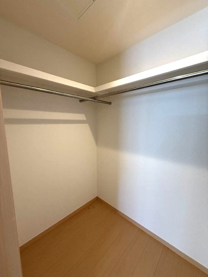 【収納】 | 茜ハイツ | 洋室7.8帖のお部屋にあるウォークインクローゼットです♪たっぷり収納できてお洋服や荷物が多くてもお部屋すっきり☆