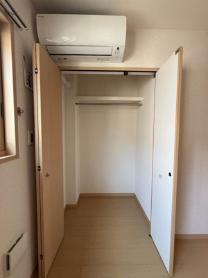 【収納】 | 茜ハイツ | 洋室6.1帖のお部屋にあるクローゼットです♪奥行きがあるので、お洋服や荷物をたくさんお持ちの方でも安心の収納力です◎