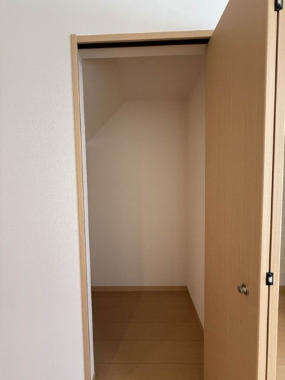 【収納】 | 茜ハイツ | リビングダイニングキッチンにある階段下収納です！扇風機などの季節ものも収納できます☆