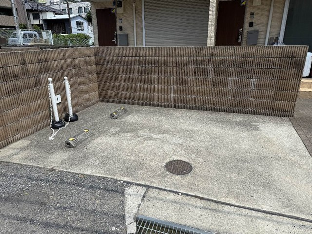 【駐車場】 | 茜ハイツ | いつでも目の届く敷地内に駐車場があります♪荷物がかさばりがちなお買物にも、敷地内駐車場があると便利ですよね☆