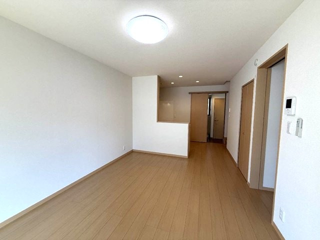 【居間・リビング】 | 茜ハイツ | 1階・西向きリビングダイニングキッチン12帖☆窓側からの眺めです！椅子とテーブルを囲んで家族団欒の時間を過ごせます♪