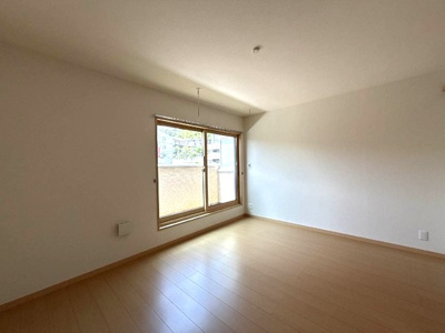 【洋室】 | 茜ハイツ | 2階・西向き洋室7.8帖☆バルコニーに繋がるお部屋です！子供部屋や書斎など多用途に使えそうなお部屋です♪