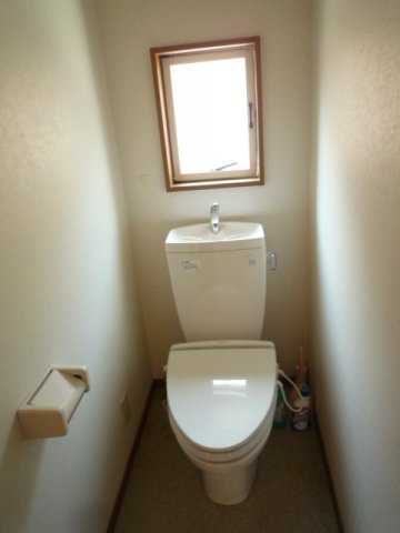 東村山市多摩湖町４丁目の一戸建てのトイレ|トイレは2ケ所あり