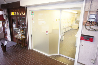 【エントランス】 | 明るく開放感のあるガラス張りの入口です。