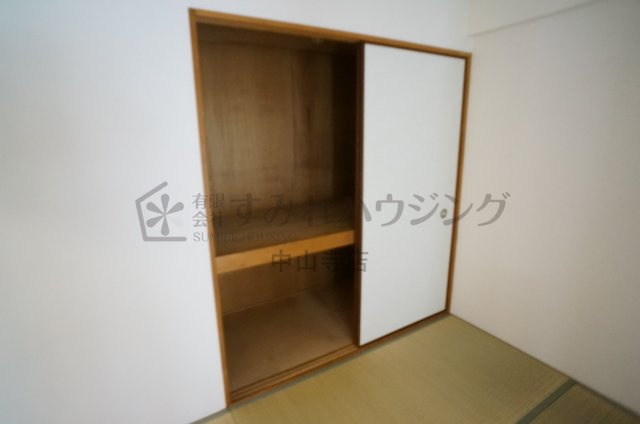 シャルマンコーポ荒牧の収納|廊下にも収納がございます。