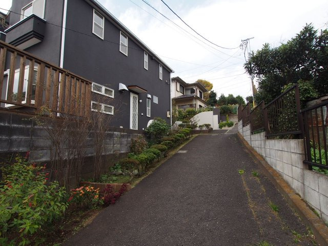 保土ヶ谷区桜ヶ丘１丁目　中古戸建ての前面道路含む現地写真|落ち着いた外観に白い窓枠がおしゃれです。