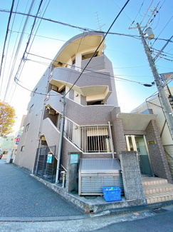 【外観】 | 南武線「久地」駅まで徒歩2分！鉄筋コンクリートの4階建てマンション♪駅近で周辺にスーパーや飲食店もあり、便利な立地です☆