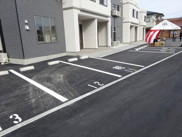 ルミナスの駐車場