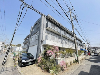 【外観】 | 南武線「武蔵新城」駅・田園都市線「宮前平」駅にアクセス可能な最寄りバス停まで徒歩3分！雨の日のお出かけもバス利用でスムーズです♪