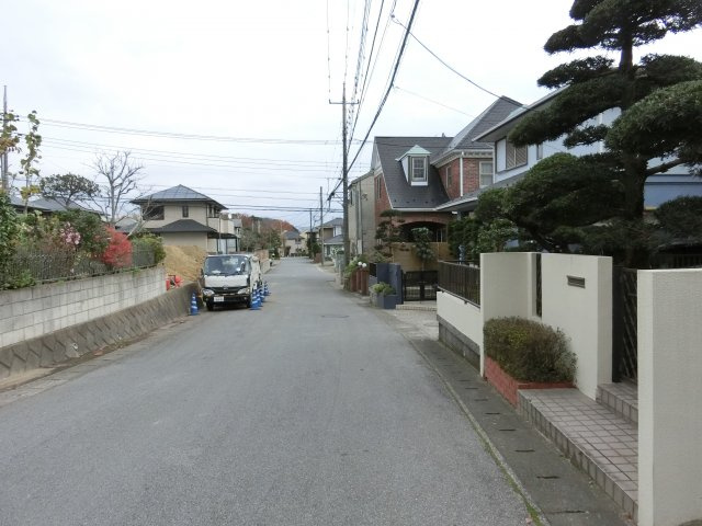 八千代市ゆりのき台7丁目　中古戸建　リフォーム住宅の前面道路含む現地写真