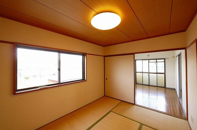ハイツ中村の寝室|ベッドではなく、布団を敷いてもいいかもしれませんね。