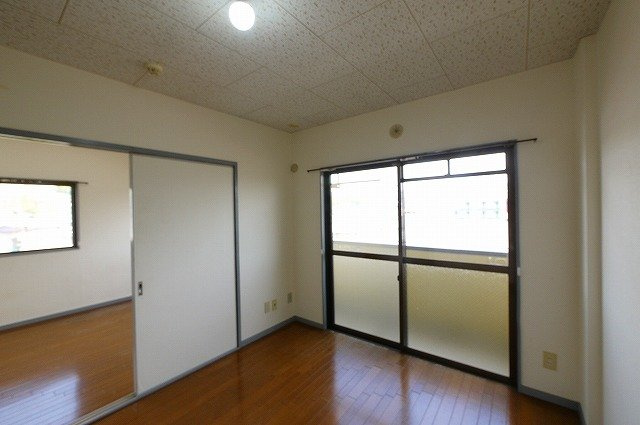 ハイツ中村の居間・リビング|家具の配置がしやすいお部屋です。