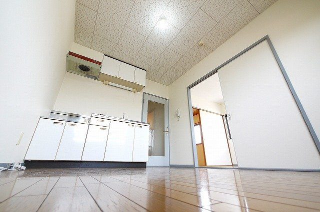 ハイツ中村の居間・リビング|テーブルを置いて一家団欒の空間です。