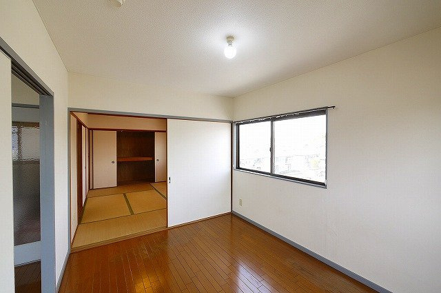 ハイツ中村の洋室|明るい日差しの入るお部屋です。