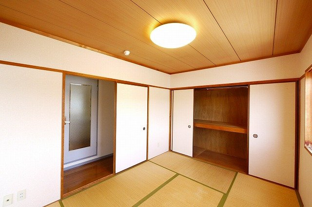 ハイツ中村の和室|こたつなどを置いてもいいかもしれませんね。