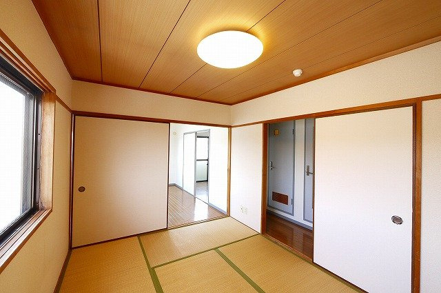 ハイツ中村の和室|窓もしっかりあるので空気の入れ替えもしっかりできますよ。
