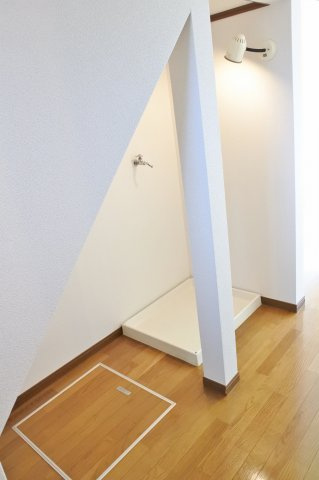 トミーハウス鹿島ガーデンⅡの内装|階段下に室内洗濯機置き場