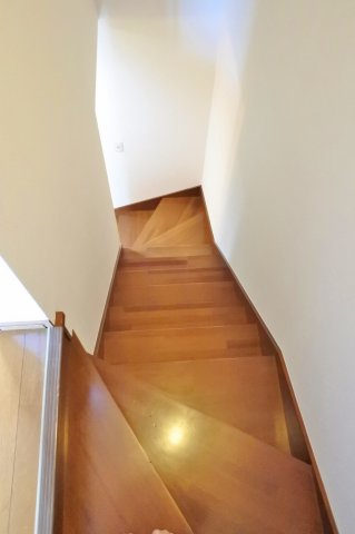 トミーハウス鹿島ガーデンⅡの内装|階段