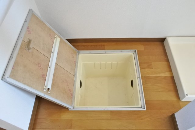 トミーハウス鹿島ガーデンⅡの収納|洗濯機置き場横に床下収納もございます！