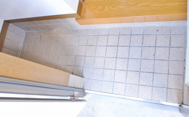 トミーハウス鹿島ガーデンⅡの玄関|玄関にはベビーカーなどを畳んで置けるスペースがあります♪