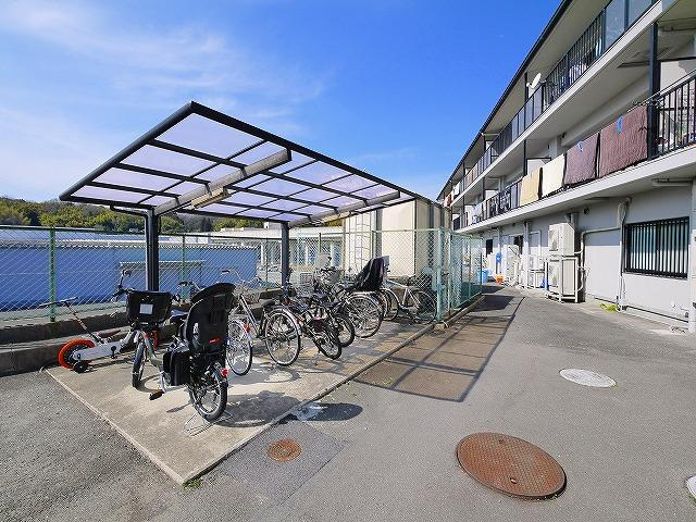 ディアコート真弓のその他共用部分|駐輪場は屋根付きです