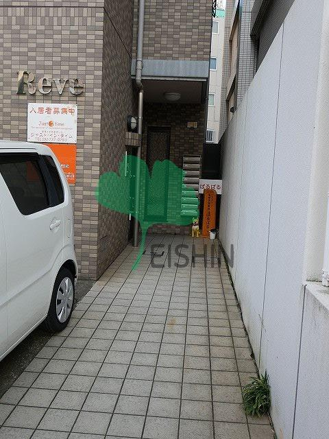 レーヴの駐車場
