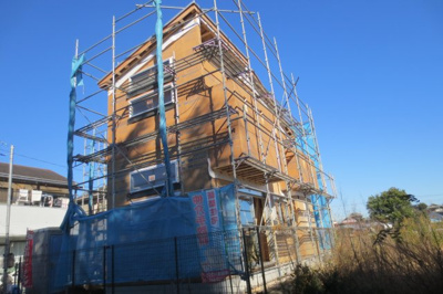 【外観】 | ＭＬＨ善行新築戸建１棟 | 南面は建物がないので日当たり抜群！
３方角地のような立地です！