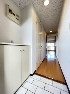 【展望】 | 玄関から室内への景観です！右手に洋室6帖のお部屋、左手に洗面所があります★