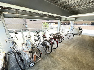 【その他共用部分】 | 屋根付きの駐輪場で雨が降っても大切な自転車が濡れなくてすみますね♪自転車はちょっとした移動手段に便利ですよね！