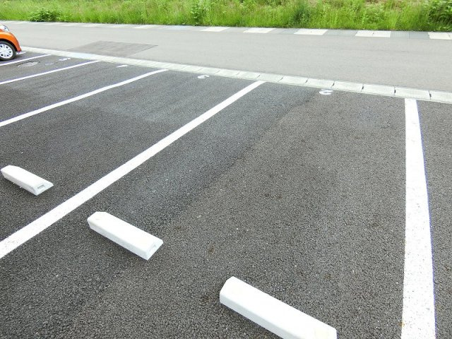 アドラブールⅡの駐車場