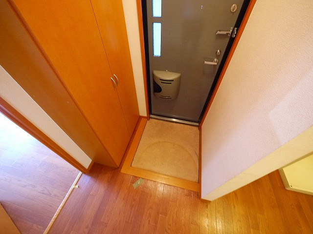 リビングタウン木津南　Ａ棟の玄関|収納もある玄関です