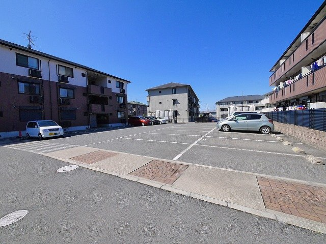 リビングタウン木津南　Ａ棟の駐車場|駐車場に車を止められます