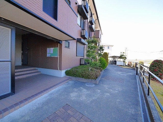 リビングタウン木津南　Ａ棟のエントランス|毎日通るエントランスはこのようになっています