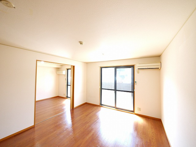 リビングタウン木津南　Ａ棟の居間・リビング|ゆったり過ごせる居間です