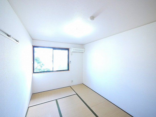 リビングタウン木津南　Ａ棟の和室|明るい和室です