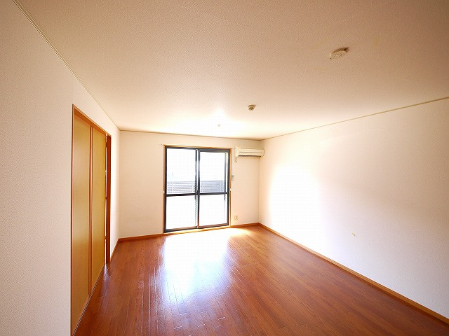 リビングタウン木津南　Ａ棟の居間・リビング|使いやすいリビングです