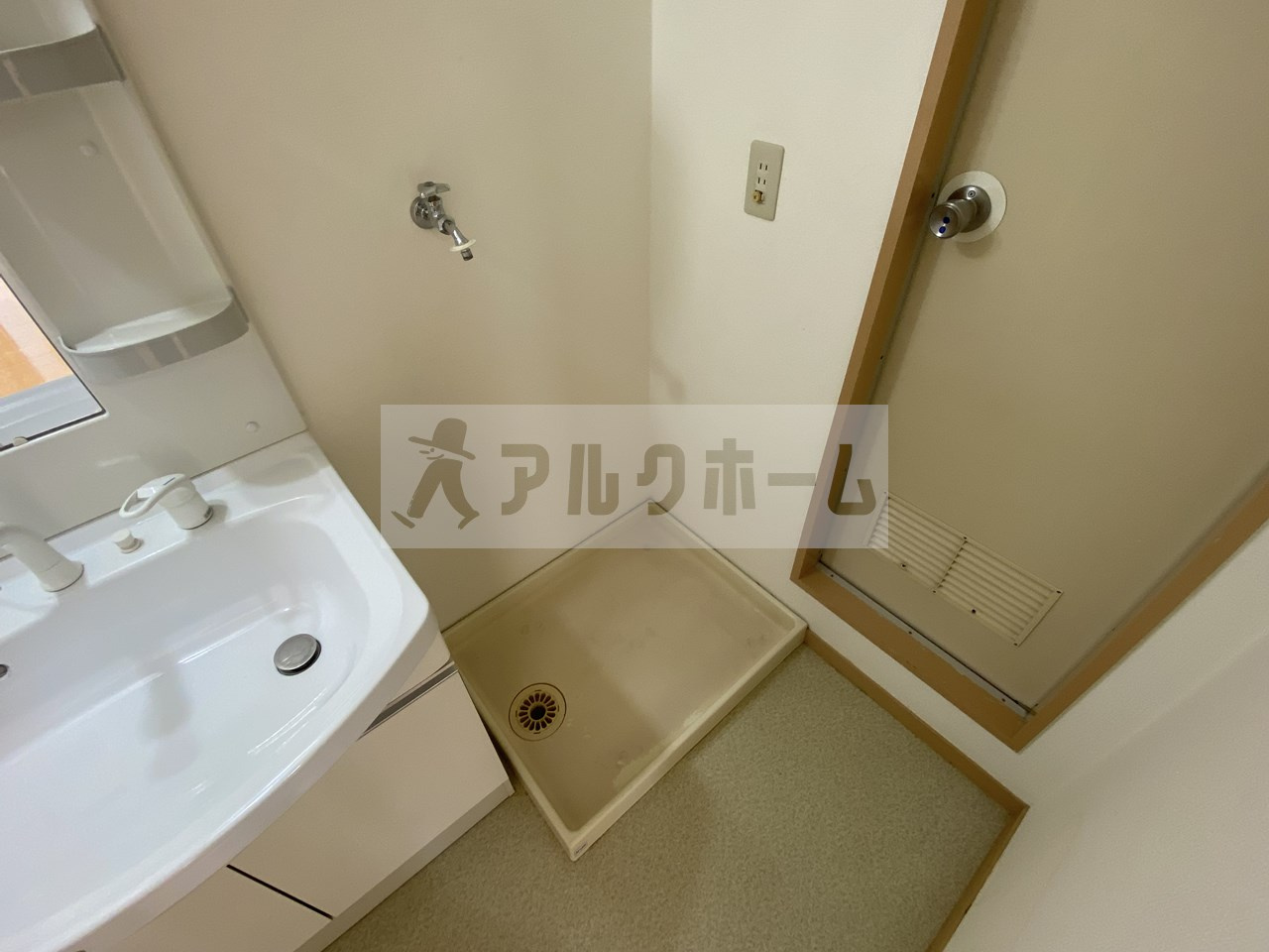 本町八幸ハイツの洗面所|本町八幸ハイツ　洗濯機置場