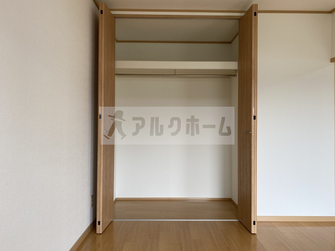 本町八幸ハイツの収納|本町八幸ハイツ　リビングルーム　クローゼット