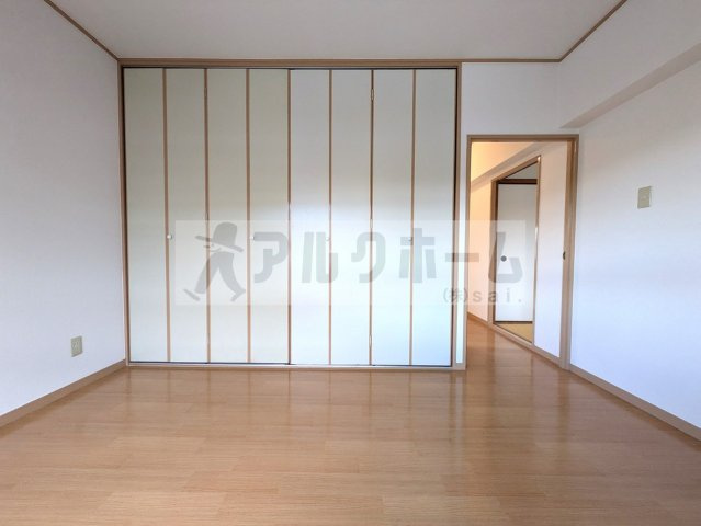 本町八幸ハイツの洋室