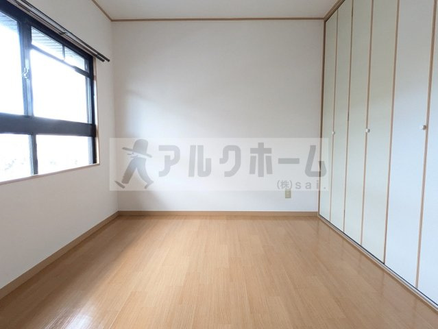 本町八幸ハイツの洋室