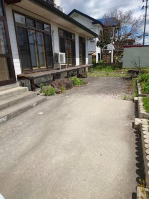 【外観】 | 米沢市花沢町1丁目　２階建て中古物件リフォーム済 | 玄関の階段を１段減らして駐車スペースが広くなりました！