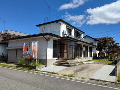 【外観】 | 米沢市花沢町1丁目　２階建て中古物件リフォーム済 | 2024.8外構工事（門扉・物置撤去、砂利敷き）