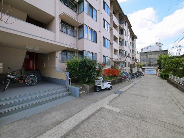 奈良三条町住宅3号棟のエントランス|ゆとりのあるエントランスです