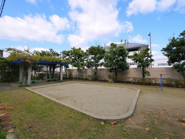 奈良三条町住宅3号棟の周辺|敷地内の広場です