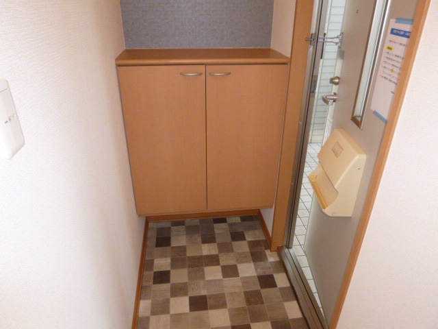 ドミールユーＢの玄関